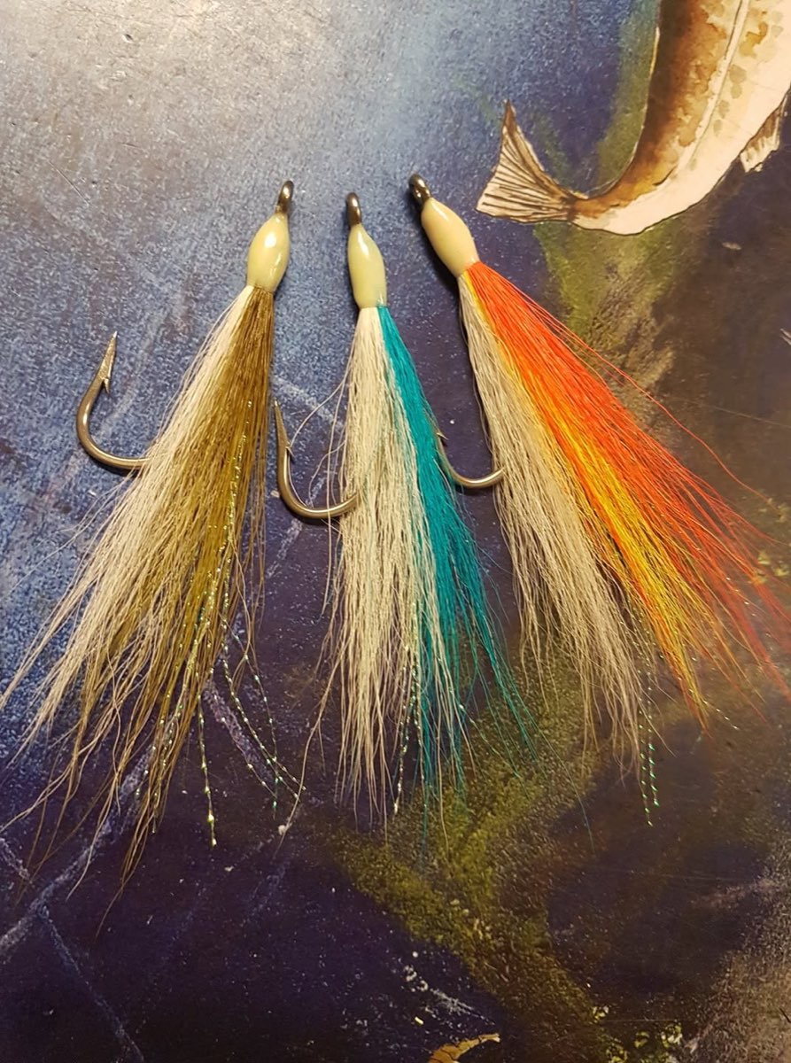 Tre sjøfluer med bucktail i naturfarge, turkis og oransje